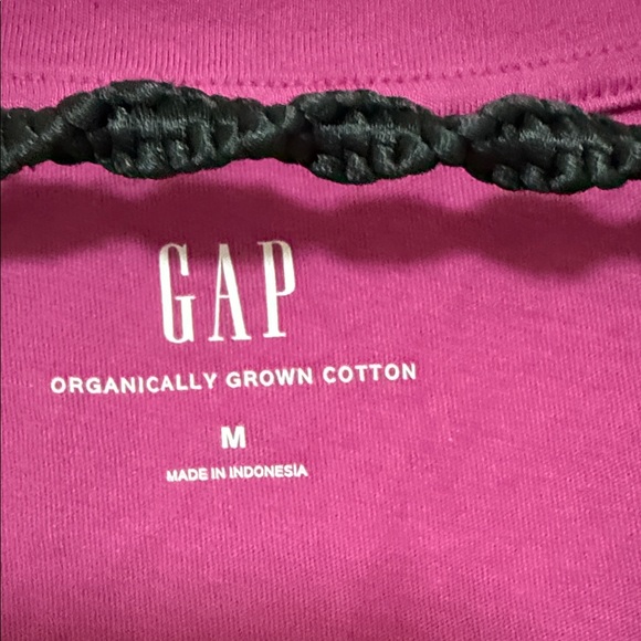 GAP Women's Short Sleeve V-Neck Top - Magenta - Picture 2 of 8